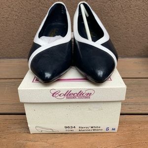 Tender Tootsies navy & white shoes
